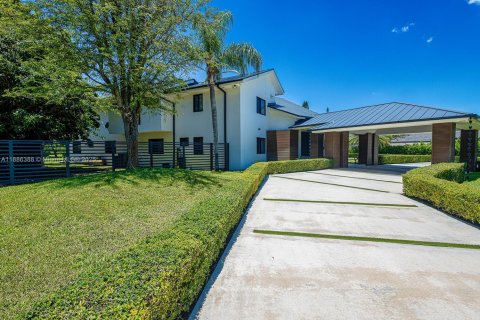 Casa en venta en Miami, Florida, 6 dormitorios, 567.82 m2 № 1945783 - foto 5