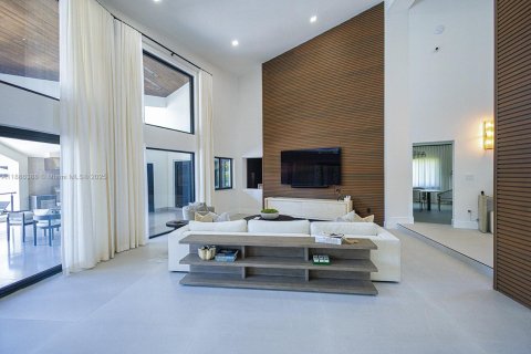 Casa en venta en Miami, Florida, 6 dormitorios, 567.82 m2 № 1945783 - foto 29