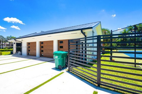 Casa en venta en Miami, Florida, 6 dormitorios, 567.82 m2 № 1945783 - foto 10