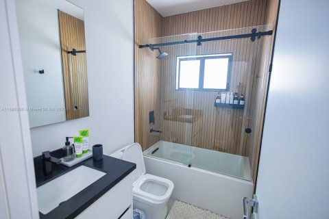Casa en venta en Miami, Florida, 6 dormitorios, 567.82 m2 № 1945783 - foto 23
