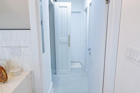 Casa en venta en Miami, Florida, 6 dormitorios, 567.82 m2 № 1945783 - foto 19