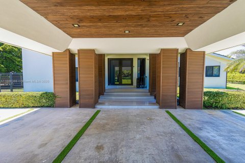 Casa en venta en Miami, Florida, 6 dormitorios, 567.82 m2 № 1945783 - foto 4