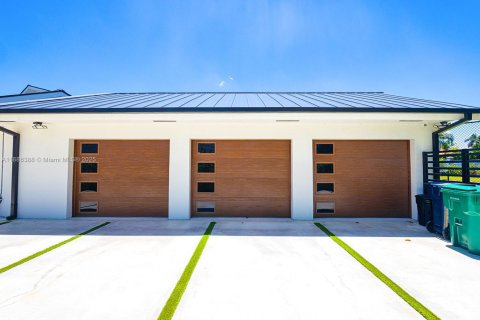 Casa en venta en Miami, Florida, 6 dormitorios, 567.82 m2 № 1945783 - foto 12