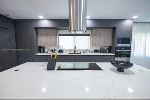 Casa en venta en Miami, Florida, 6 dormitorios, 567.82 m2 № 1945783 - foto 16