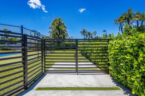 Casa en venta en Miami, Florida, 6 dormitorios, 567.82 m2 № 1945783 - foto 9