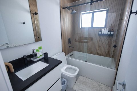 Casa en venta en Miami, Florida, 6 dormitorios, 567.82 m2 № 1945783 - foto 25