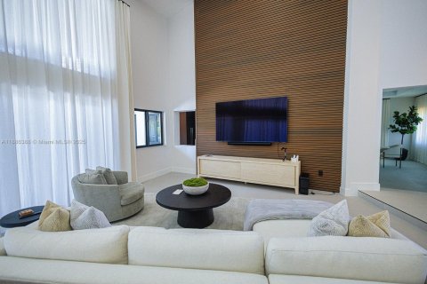 Casa en venta en Miami, Florida, 6 dormitorios, 567.82 m2 № 1945783 - foto 28