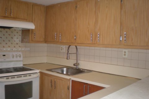 Condominio en alquiler en Hollywood, Florida, 2 dormitorios, 79.71 m2 № 1955243 - foto 3