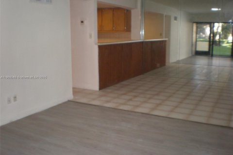 Condominio en alquiler en Hollywood, Florida, 2 dormitorios, 79.71 m2 № 1955243 - foto 1