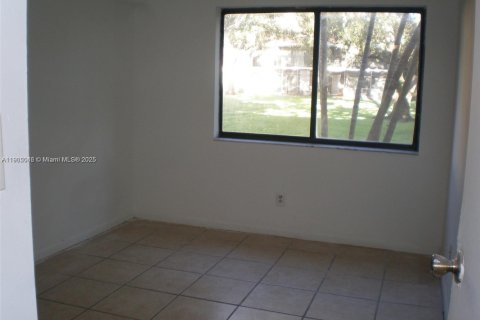 Condominio en alquiler en Hollywood, Florida, 2 dormitorios, 79.71 m2 № 1955243 - foto 2
