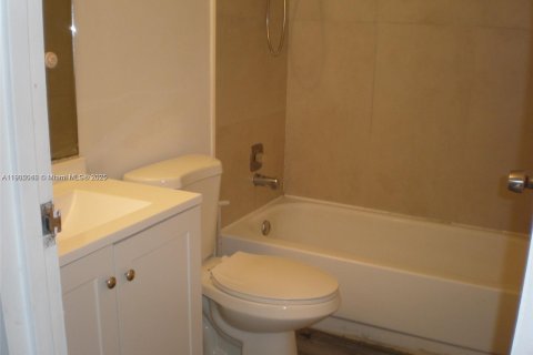 Condominio en alquiler en Hollywood, Florida, 2 dormitorios, 79.71 m2 № 1955243 - foto 5