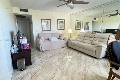Copropriété à vendre à Pembroke Pines, Floride: 2 chambres, 88.54 m2 № 1937869 - photo 1