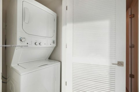 Condo in Miami, Florida, 1 bedroom  № 1991084 - photo 13