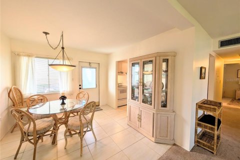 Condo in Bradenton, Florida, 2 bedrooms  № 2377836 - photo 8
