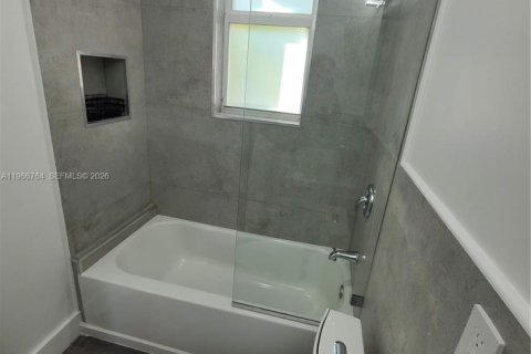 House in Miami Beach, Florida 3 bedrooms, 162.58 sq.m. № 2028374 - photo 12