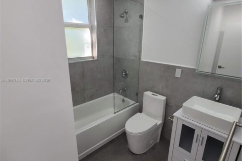 House in Miami Beach, Florida 3 bedrooms, 162.58 sq.m. № 2028374 - photo 11