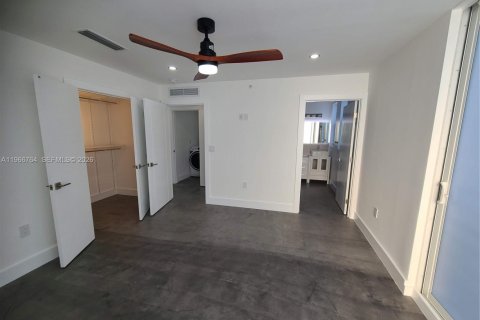 House in Miami Beach, Florida 3 bedrooms, 162.58 sq.m. № 2028374 - photo 25