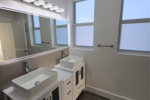 House in Miami Beach, Florida 3 bedrooms, 162.58 sq.m. № 2028374 - photo 27
