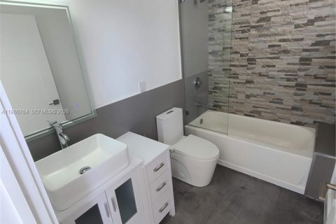 House in Miami Beach, Florida 3 bedrooms, 162.58 sq.m. № 2028374 - photo 18