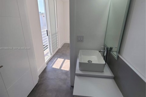 House in Miami Beach, Florida 3 bedrooms, 162.58 sq.m. № 2028374 - photo 20