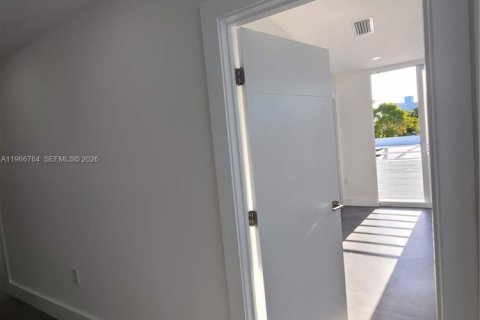 House in Miami Beach, Florida 3 bedrooms, 162.58 sq.m. № 2028374 - photo 15
