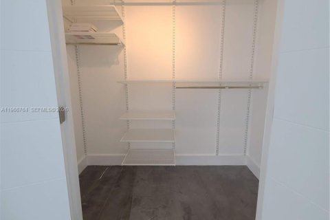 House in Miami Beach, Florida 3 bedrooms, 162.58 sq.m. № 2028374 - photo 29