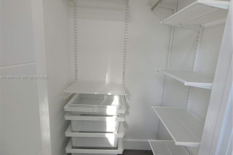 House in Miami Beach, Florida 3 bedrooms, 162.58 sq.m. № 2028374 - photo 10