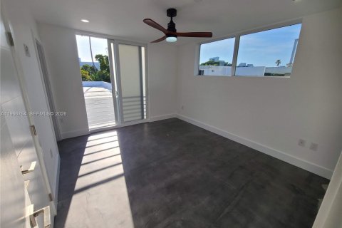 House in Miami Beach, Florida 3 bedrooms, 162.58 sq.m. № 2028374 - photo 16