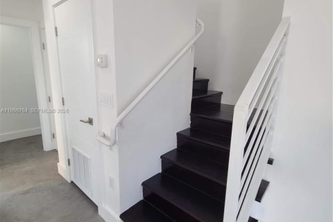 House in Miami Beach, Florida 3 bedrooms, 162.58 sq.m. № 2028374 - photo 13