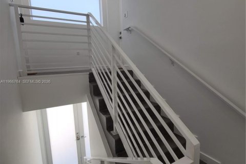 House in Miami Beach, Florida 3 bedrooms, 162.58 sq.m. № 2028374 - photo 3