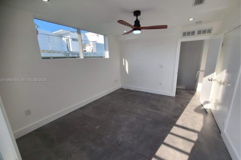 House in Miami Beach, Florida 3 bedrooms, 162.58 sq.m. № 2028374 - photo 17