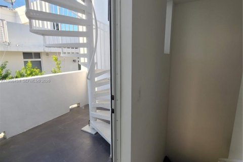 House in Miami Beach, Florida 3 bedrooms, 162.58 sq.m. № 2028374 - photo 30