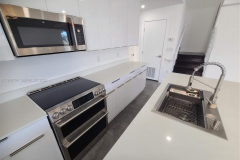 House in Miami Beach, Florida 3 bedrooms, 162.58 sq.m. № 2028374 - photo 7