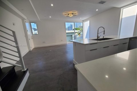 House in Miami Beach, Florida 3 bedrooms, 162.58 sq.m. № 2028374 - photo 6