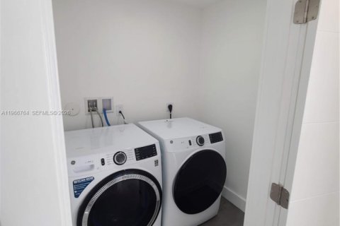 House in Miami Beach, Florida 3 bedrooms, 162.58 sq.m. № 2028374 - photo 23