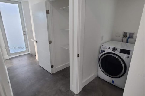 House in Miami Beach, Florida 3 bedrooms, 162.58 sq.m. № 2028374 - photo 22