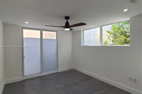 House in Miami Beach, Florida 3 bedrooms, 162.58 sq.m. № 2028374 - photo 9
