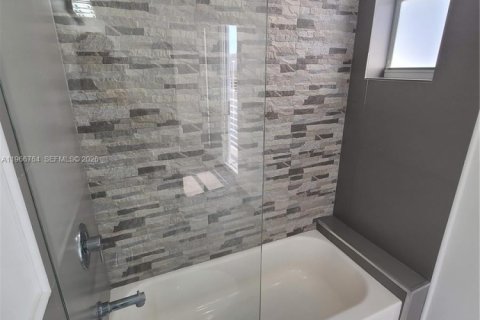 House in Miami Beach, Florida 3 bedrooms, 162.58 sq.m. № 2028374 - photo 19