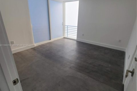 House in Miami Beach, Florida 3 bedrooms, 162.58 sq.m. № 2028374 - photo 24