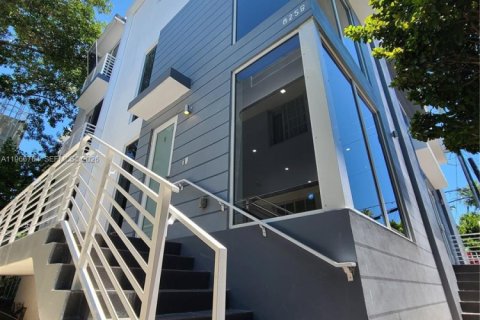 House in Miami Beach, Florida 3 bedrooms, 162.58 sq.m. № 2028374