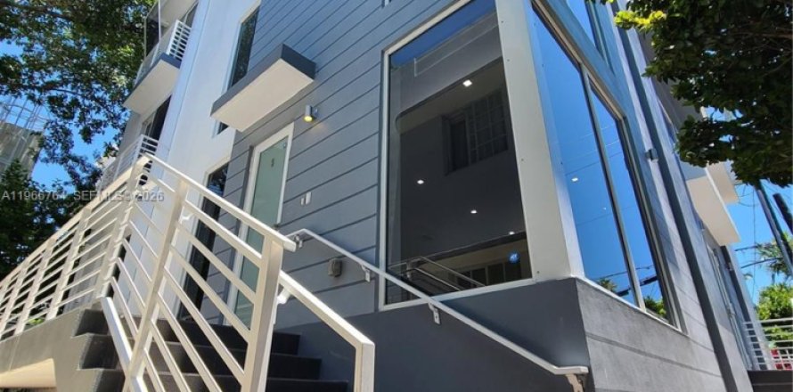 House in Miami Beach, Florida 3 bedrooms, 162.58 sq.m. № 2028374