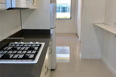 Condo in Miami Beach, Florida, 1 bedroom  № 2070872 - photo 11