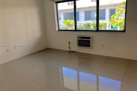 Condo in Miami Beach, Florida, 1 bedroom  № 2070872 - photo 14