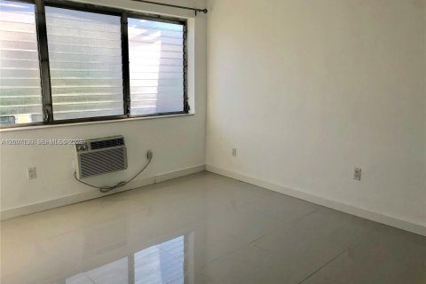 Condo in Miami Beach, Florida, 1 bedroom  № 2070872 - photo 21