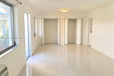 Condo in Miami Beach, Florida, 1 bedroom  № 2070872 - photo 9