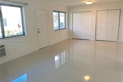 Condo in Miami Beach, Florida, 1 bedroom  № 2070872 - photo 8