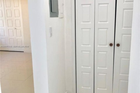 Condo in Miami Beach, Florida, 1 bedroom  № 2070872 - photo 15