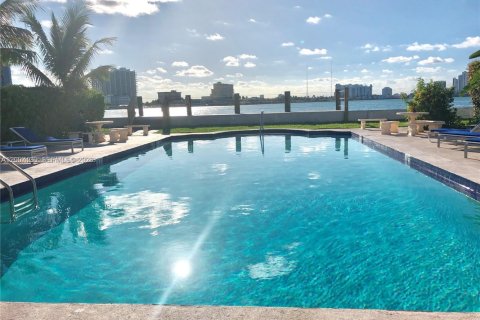Condo in Miami Beach, Florida, 1 bedroom  № 2070872 - photo 3