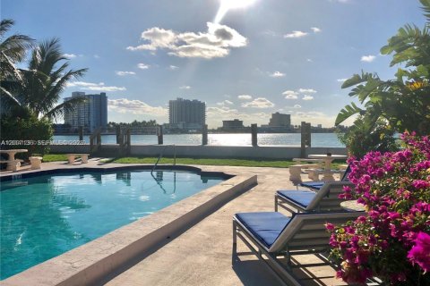 Condo in Miami Beach, Florida, 1 bedroom  № 2070872