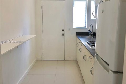 Condo in Miami Beach, Florida, 1 bedroom  № 2070872 - photo 12